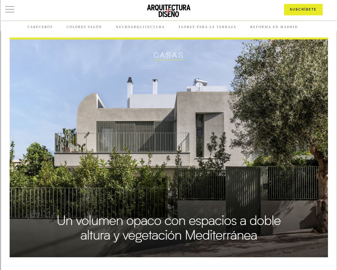 Front façade of Casa D by Cometa Architects featuring Mediterranean vegetation, curved walls, and minimalist design