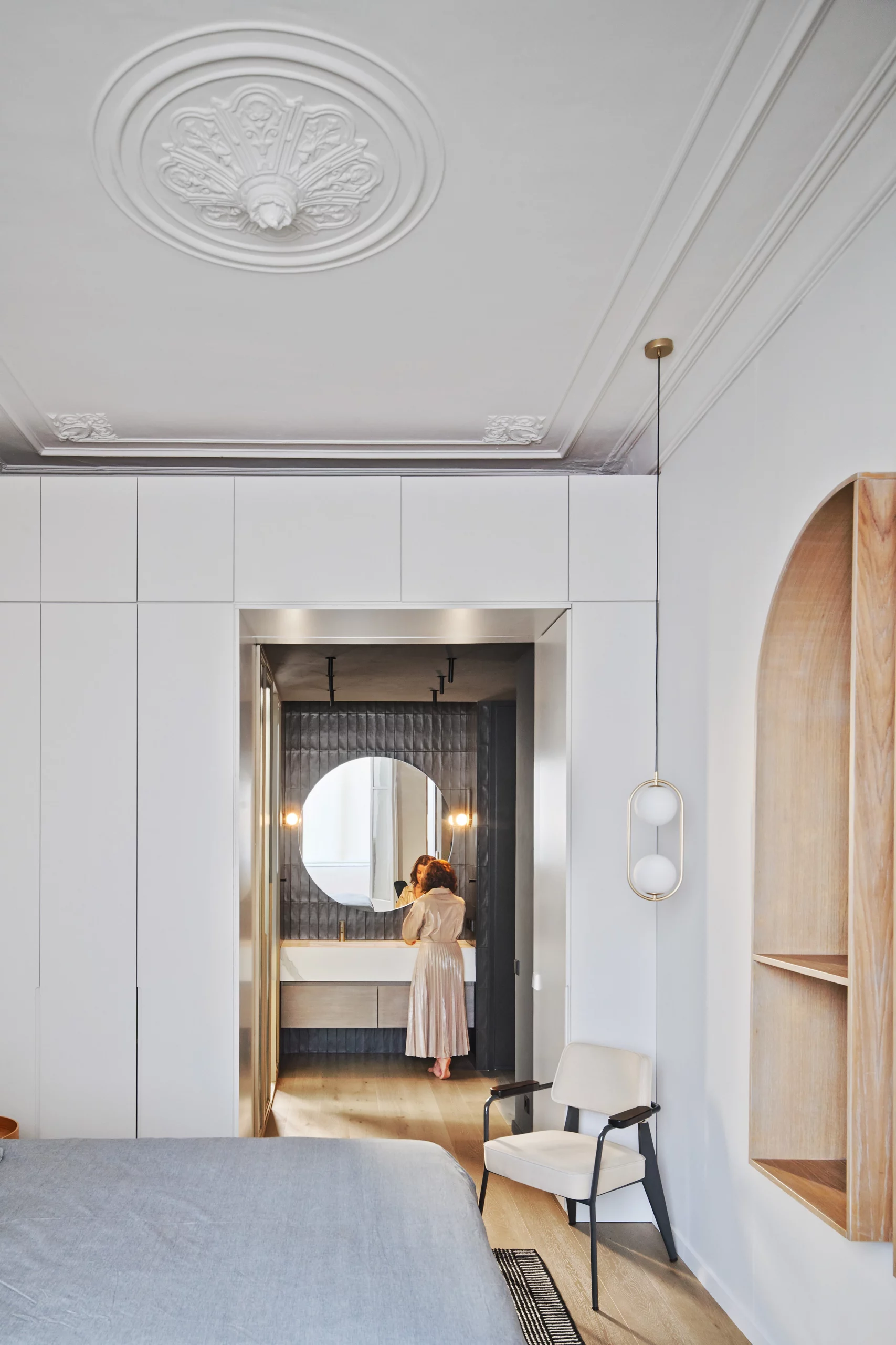Master bedroom with high ceilings and decorative plasterwork leading to an en-suite bathroom designed by Cometa Architects.